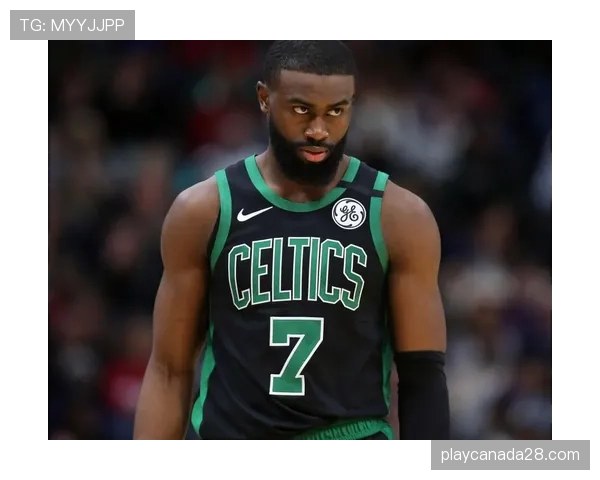 特写：杰伦-布朗在一次对抗上篮后，向裁判展示手臂上的抓痕